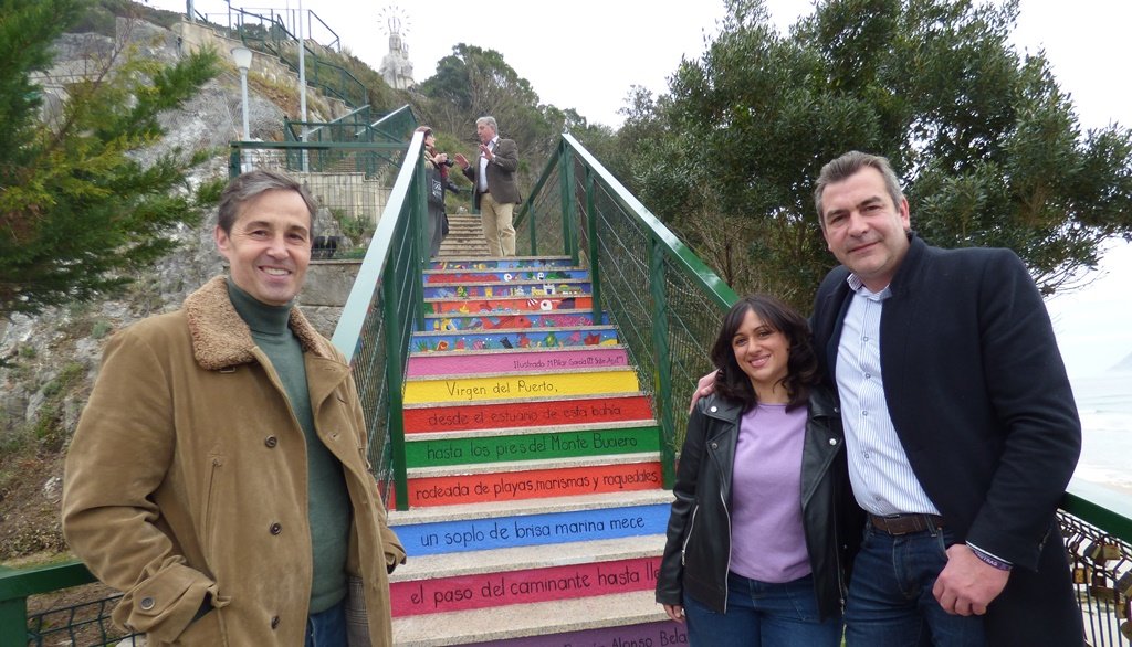 El alcalde y los autores del trabajo en las escaleras de San Martín, en Santoña. R.A