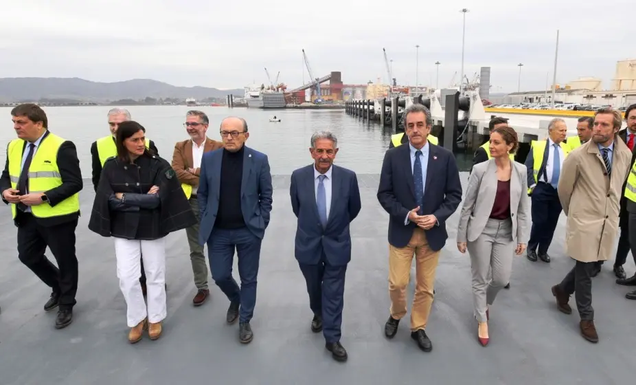 Las autoridades políticas en el acto de inauguración.