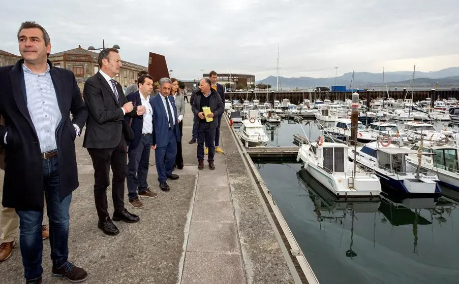 Las autoridades políticas en el puerto de Santoña.