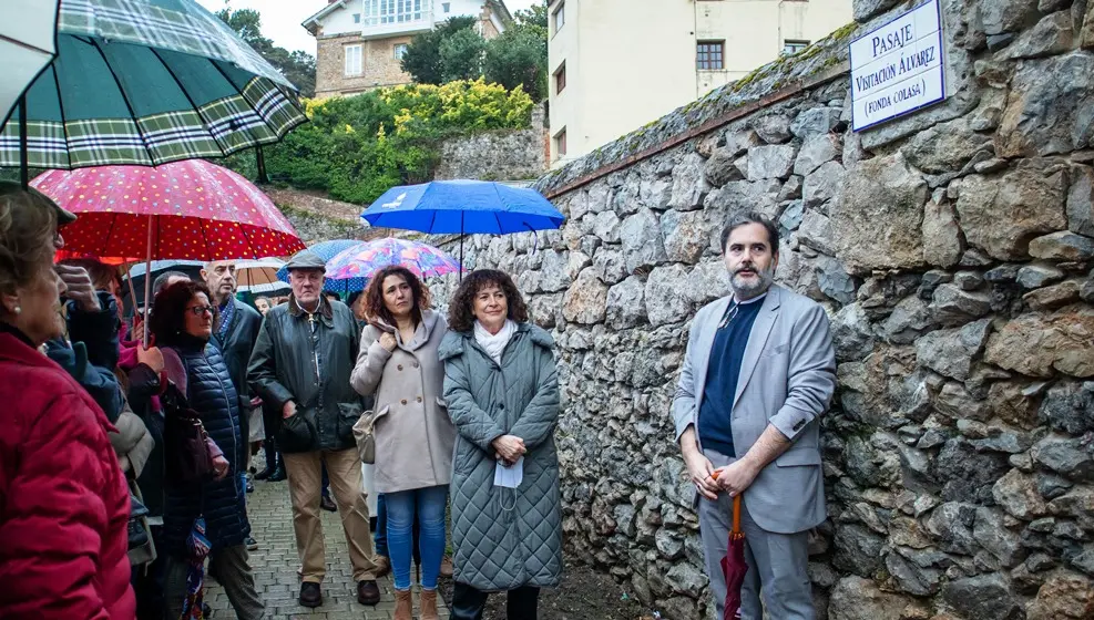 Homenaje en Comillas junto a familiares y amigos.