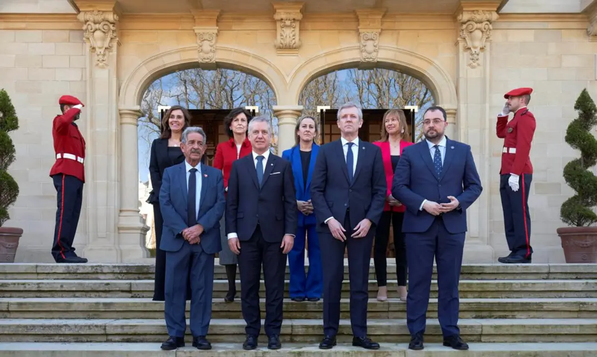 Las autoridades políticas en Victoria en la reunión.