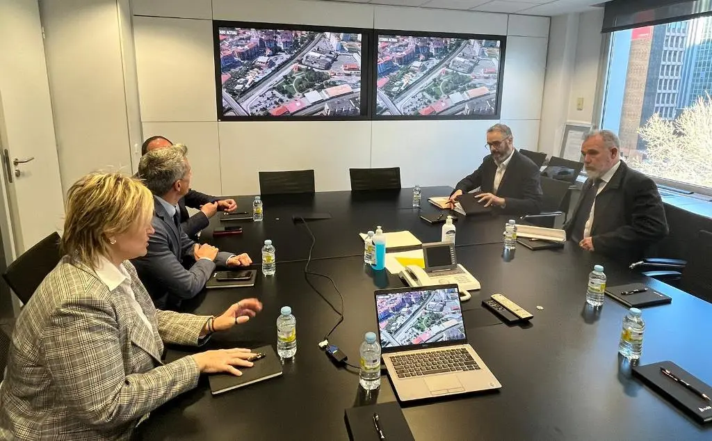 Reunión en Madrid con ADIF para conocer el proyecto en Camargo.