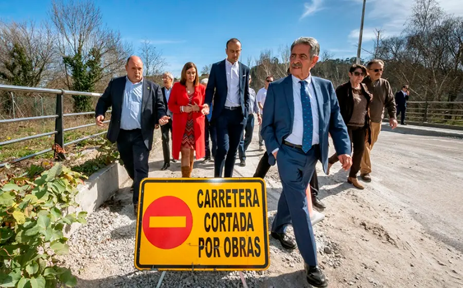 Las autoridades políticas visitan las obras en Torrelavega.