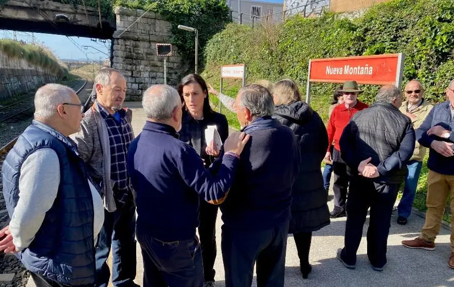 Visita de la alcaldesa Gema Igual al apeadero.