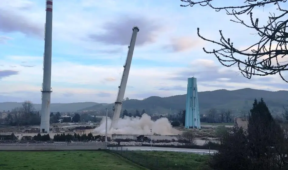 Un momento del derribo de una de las dos chimeneas en Vioño, en Piélagos.