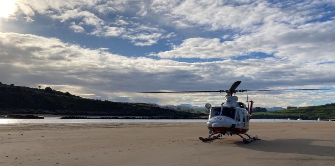 El helicóptero en la Playa de La Concha, en Suances.