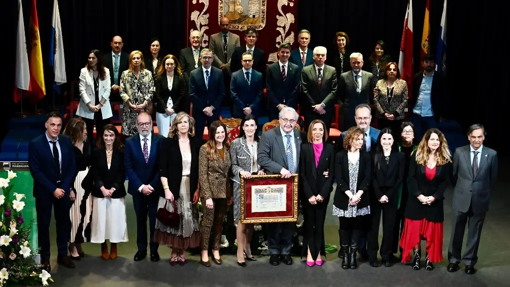 Las autoridades políticas y representantes del Colegio de Médicos en el Paraninfo de La Magdalena.