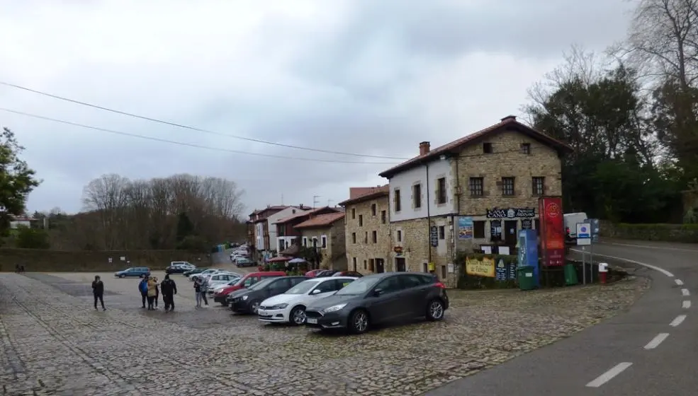 Zona de aparcamiento en Santillana del Mar. R.A.