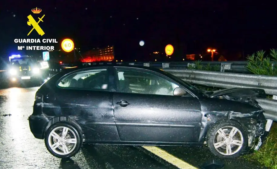 Vehículo abandonado tras el accidente.