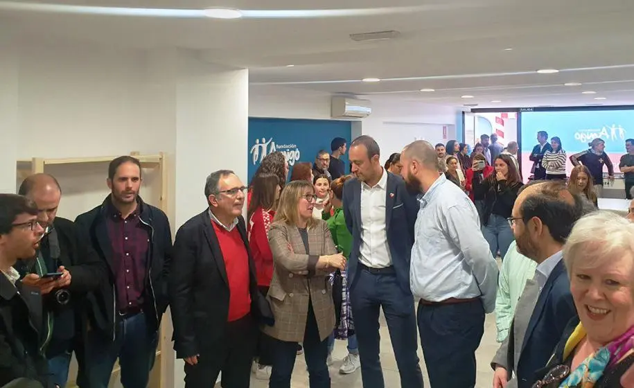 Las autoridades políticas en la inauguración del centro de día en Torrelavega.