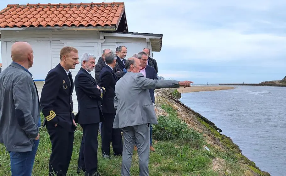 Un momento de la visita donde se ubicará el buque-museo en Suances.