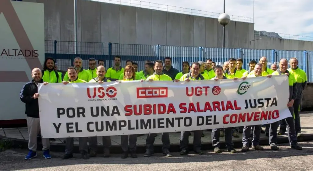 Los trabajadores se concentran en las puertas de Altadis.