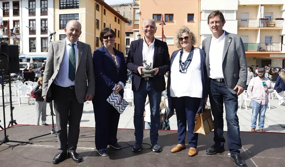 Un momento del acto de homenaje en San Vicente de la Barquera.