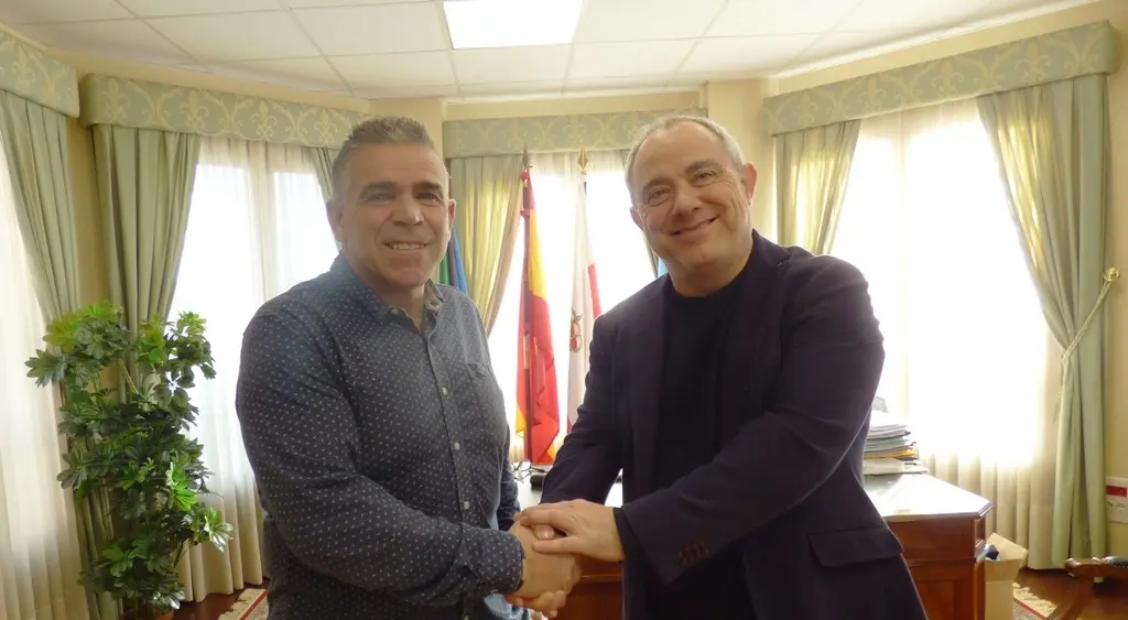 El alcalde de Argoños, Juan José Barruetabeña, a la izquierda, y el director Luis Mariano Alvarez.