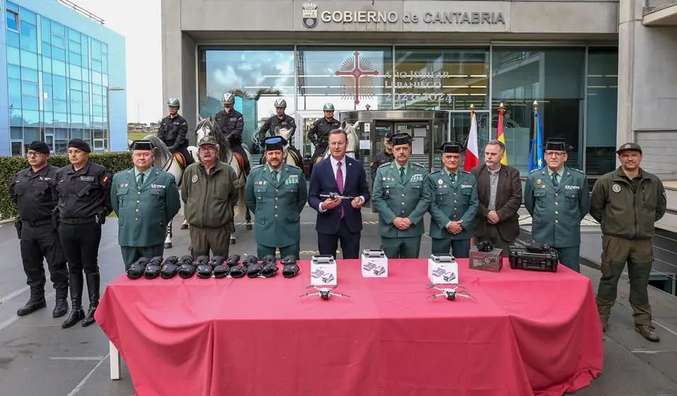 Entrega del material a la Guardia Civil.