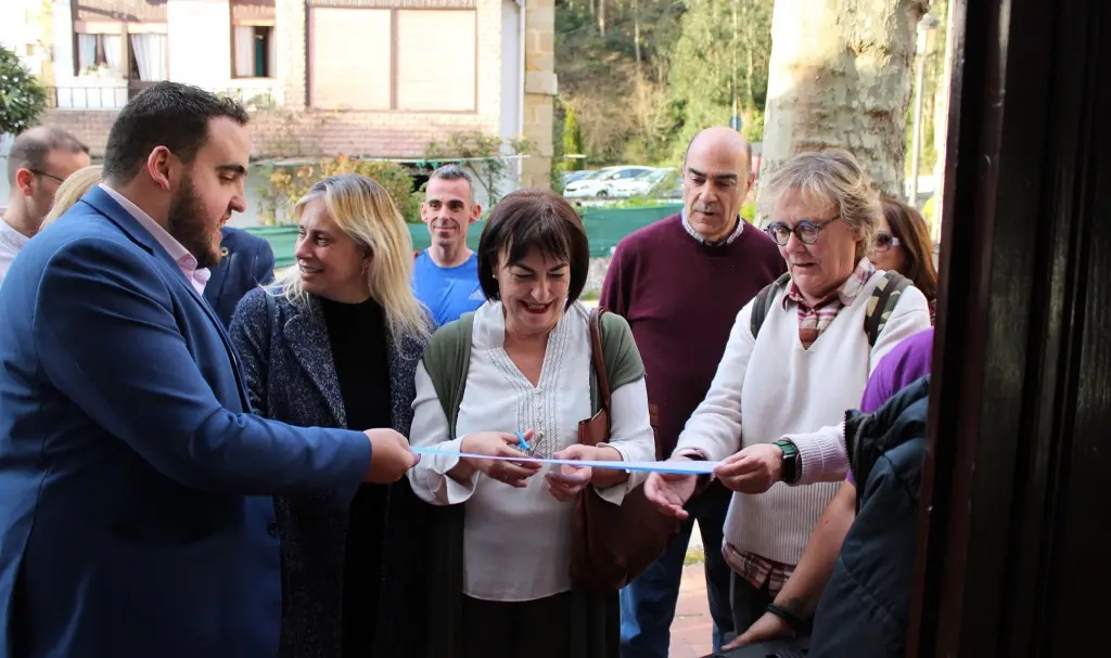 Las autoridades políticas en la inauguración de la Casa Joven de Limpias.