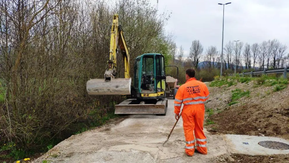 Obras en la senda peatonal en Santa María de Cayón.