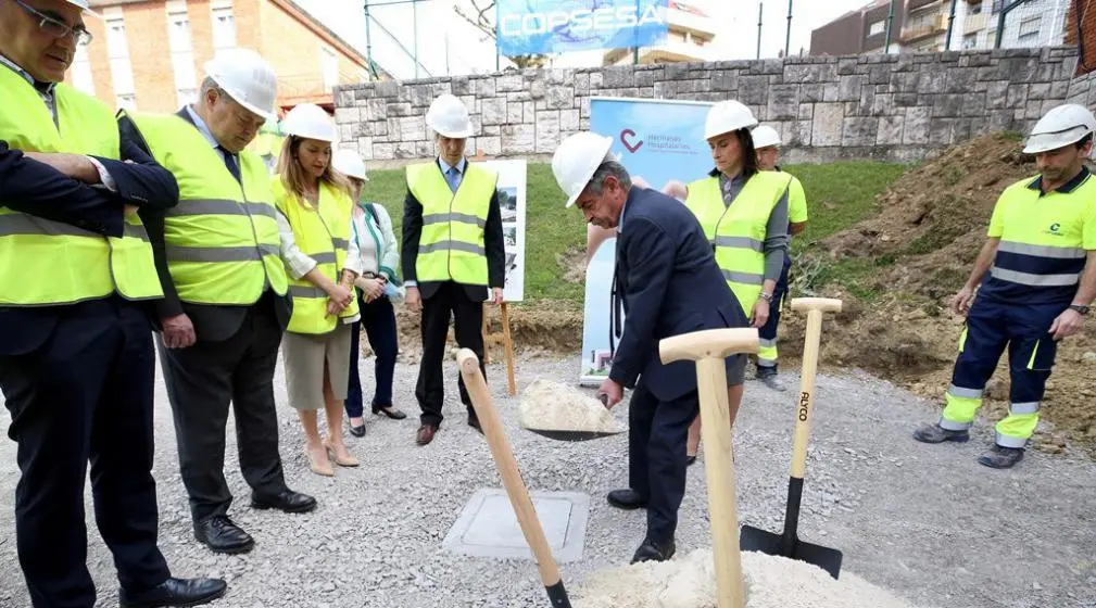 Un momento de la colocación de la primera piedra en Padre Menni, en Santander.