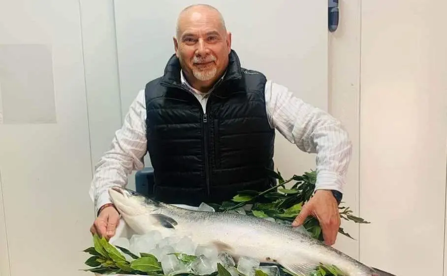 El concejal de Ganadería y Pesca, Alfredo Rodríguez Otero, con el campanu subastado en 2022