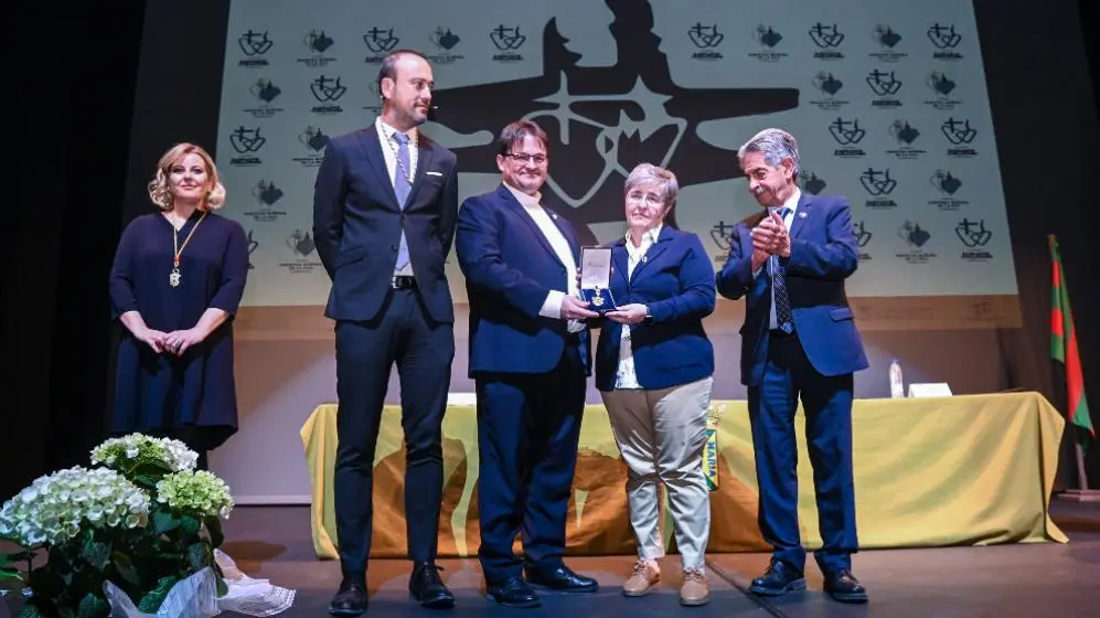 Acto de entrega de la Medalla de Oro en Torrelavega.