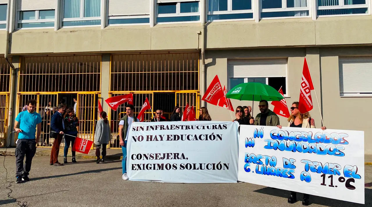 Concentración en las puertas del instituto en Santander.