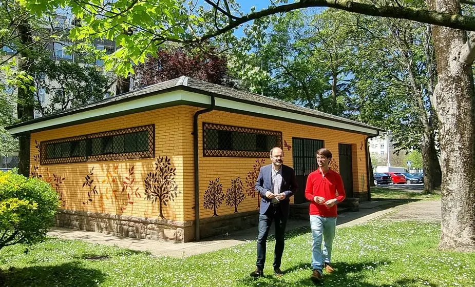 Los concejales Borja Sainz y José Luis Urraca junto a los servicios del parque Manuel Barquín.