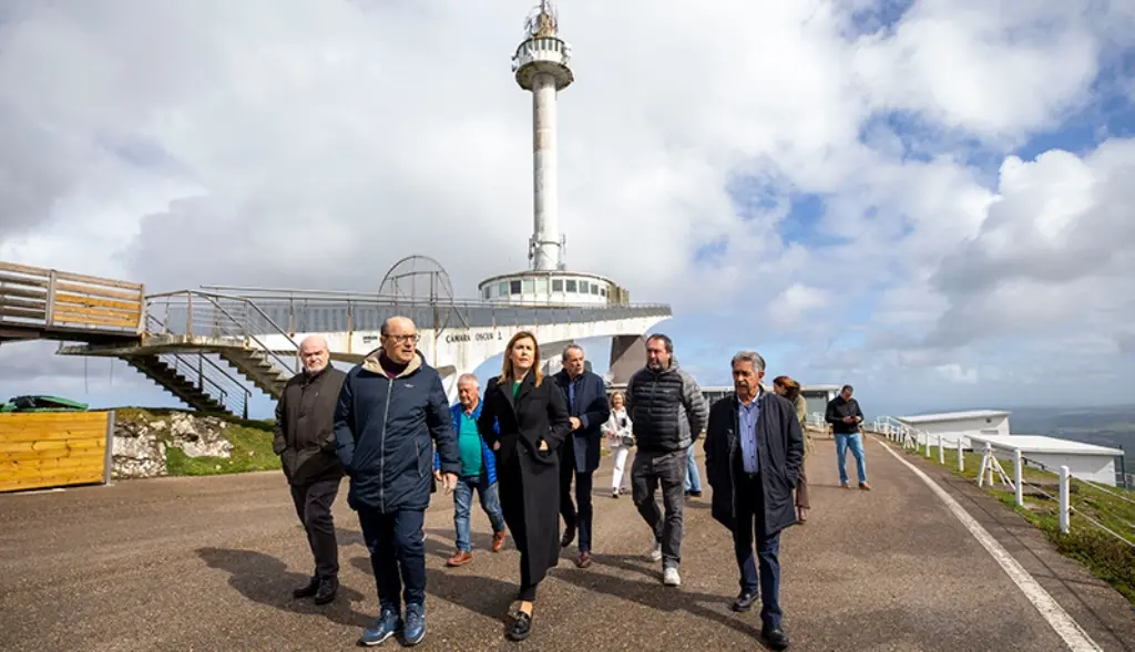 Visita de las autoridades políticas a Peña Cabarga.