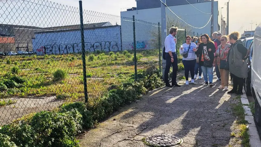 El candidato del PRC, Felipe Piña, en el Barrio Pesquero, en Santander.