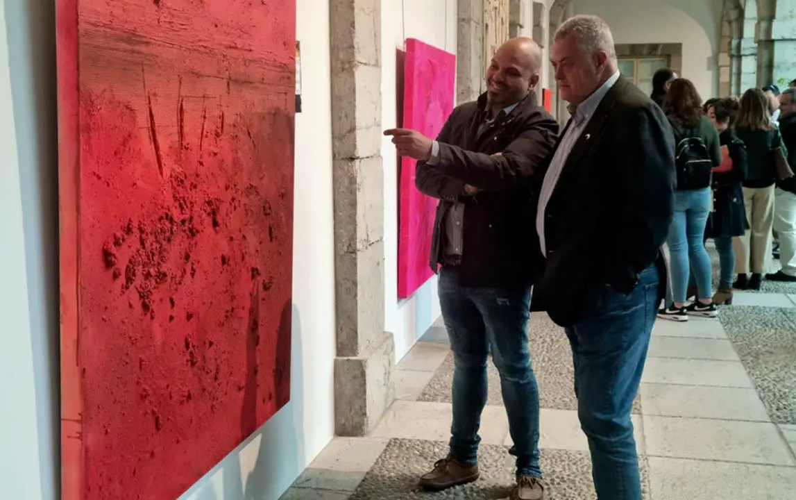 Muestra en el patio del Parlamento de Cantabria.