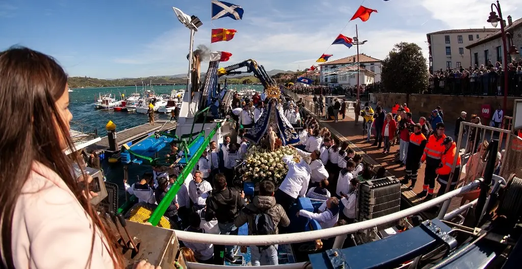 La imagen de la Virgen embarca para la procesión marítima.