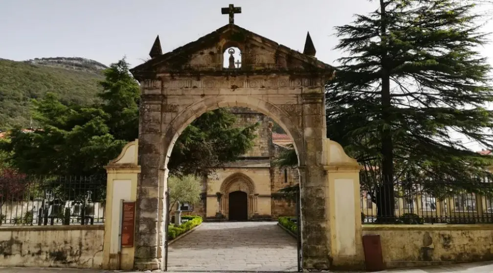 Iglesia de Santa María del Puerto, en Santoña. R.A.