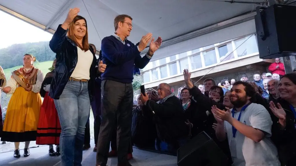 Buruaga y Feijóo en Vega de pas en un acto de campaña.