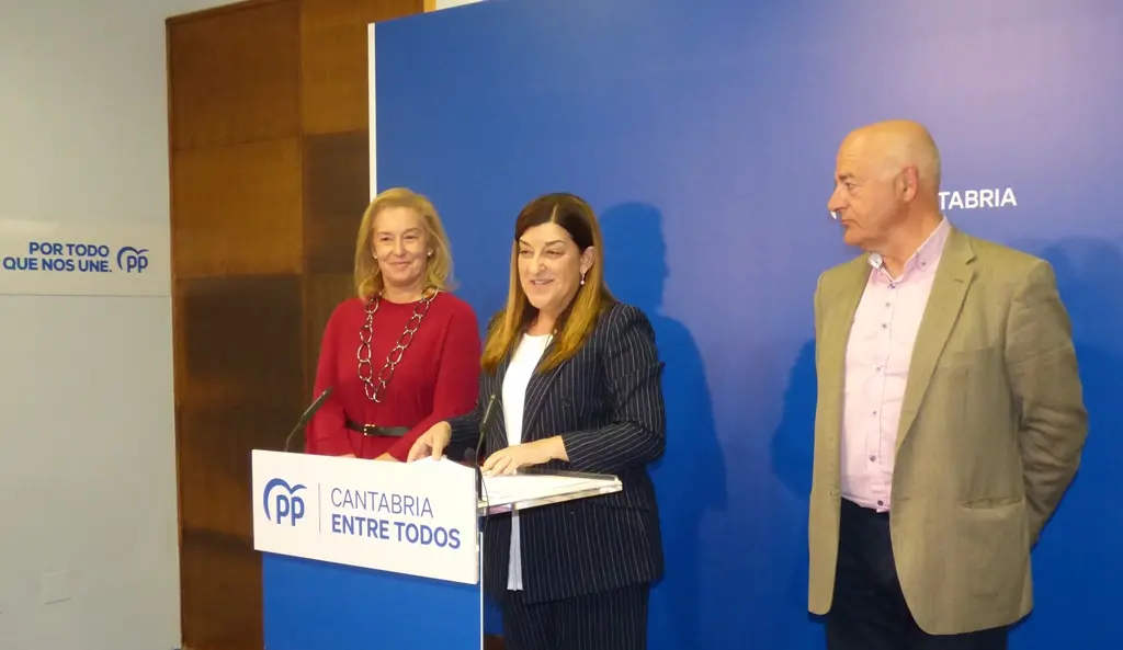 María José Saénz de Buruaga en el centro en la presentación de la candidatura.