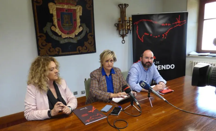 Rueda de prensa de la alcaldesa de Camargo, Esther Bolado, en el centro. R.A.