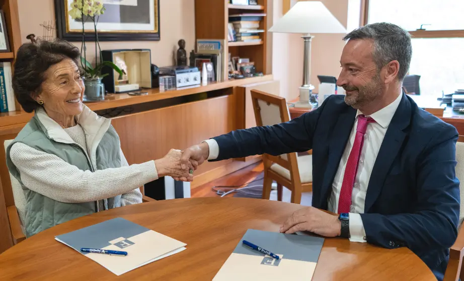 Un momento de la firma del patrocinio.