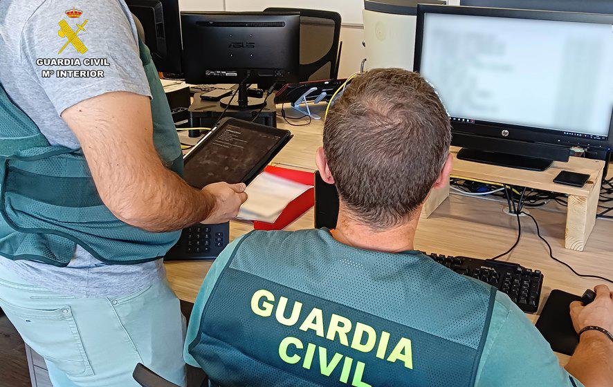 La Guardia Civil detuvo a 11 personas por estafas en Internet.