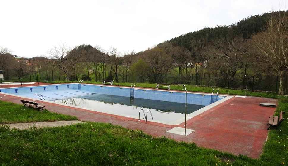 Vista de la piscina municipal en La Cavada, en Riotuerto.