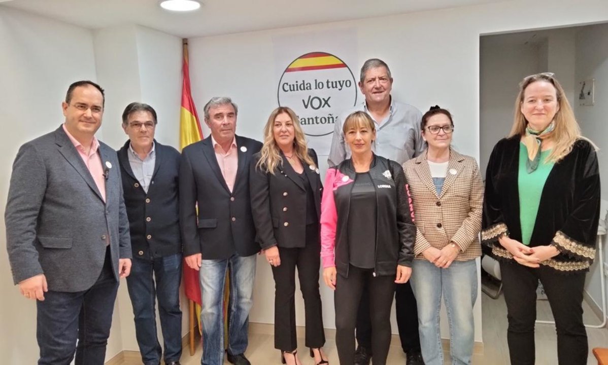 Representantes de la candidatura de Vozx en Santoña junto a Leticia Díaz en la sede.
