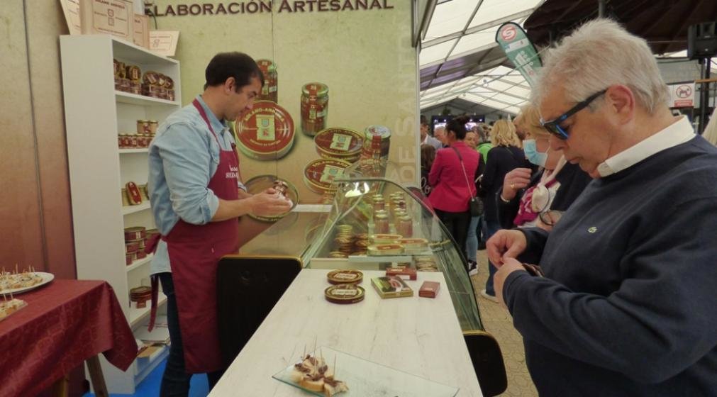 Expositor de Solano-Arriola en la Feria en Santoña. R.A.