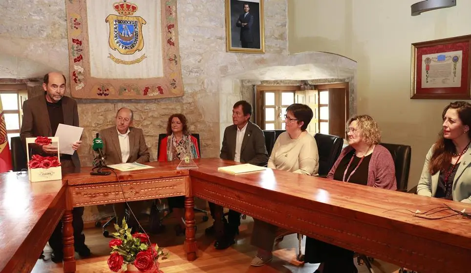 Acto en el salón de Plenos del Consistorio de San Vicente de la Barquera.