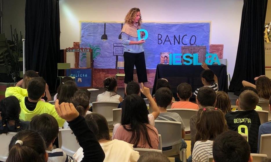 Charla y presentación del libro en un colegio en El Astillero.