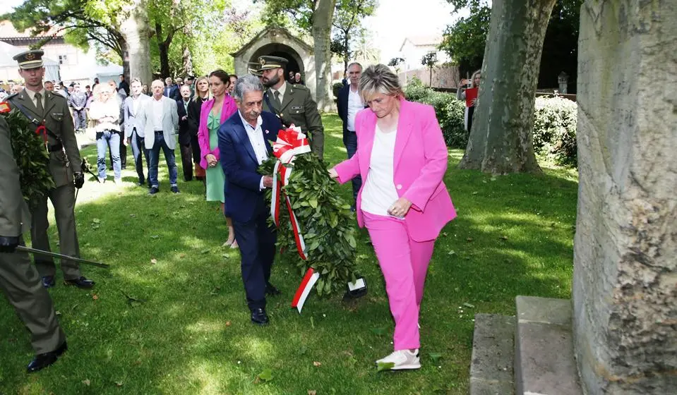 Acto de la ofrenda floral por las autoridades políticas.