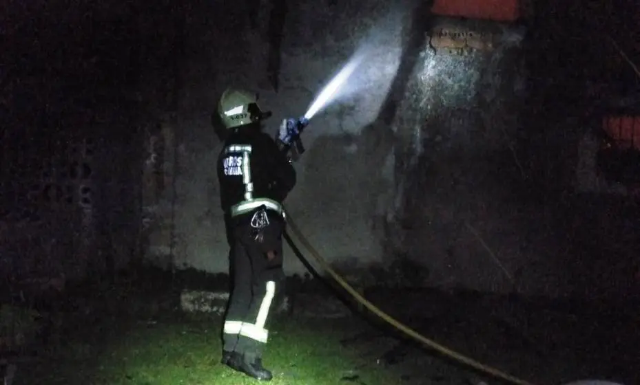 Los Bomberos sofocan el incendio en la vivienda.