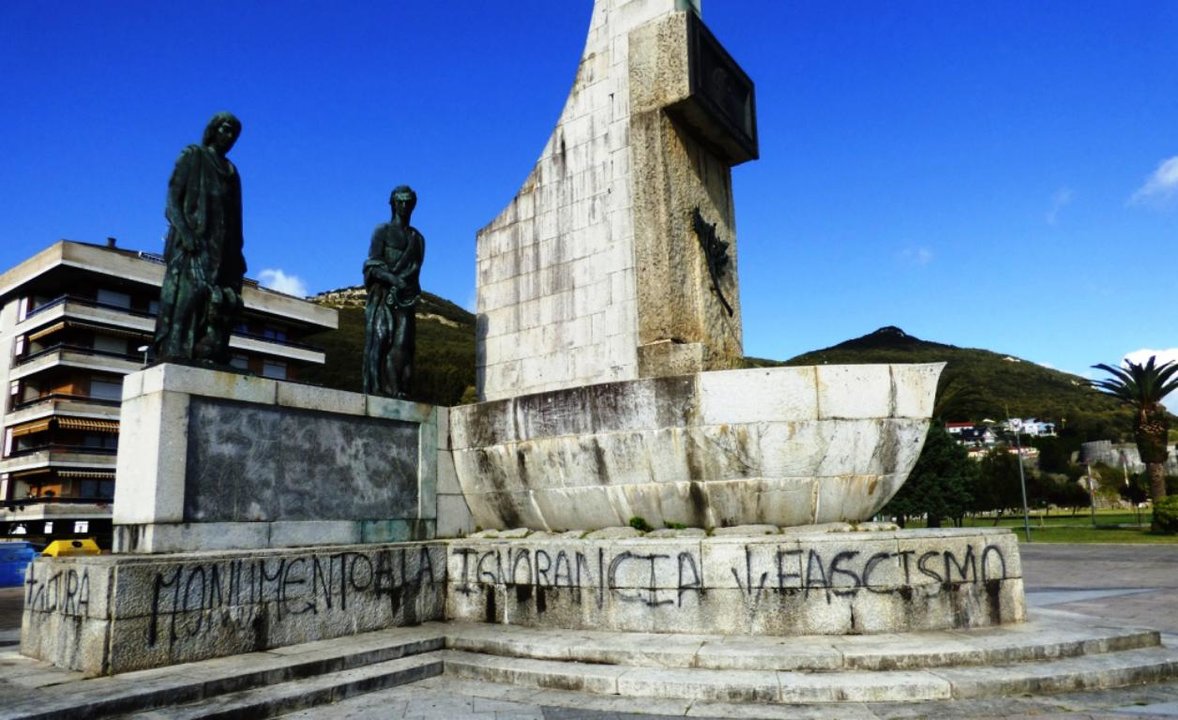 Monumento a Carrero Blanco con pintadas que se eliminaron. R.A.