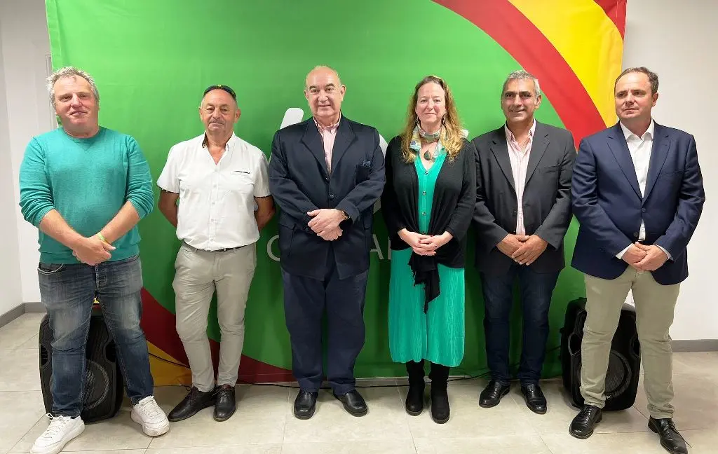 Candidatos de Vox en el acto en San Vicente de la Barquera.