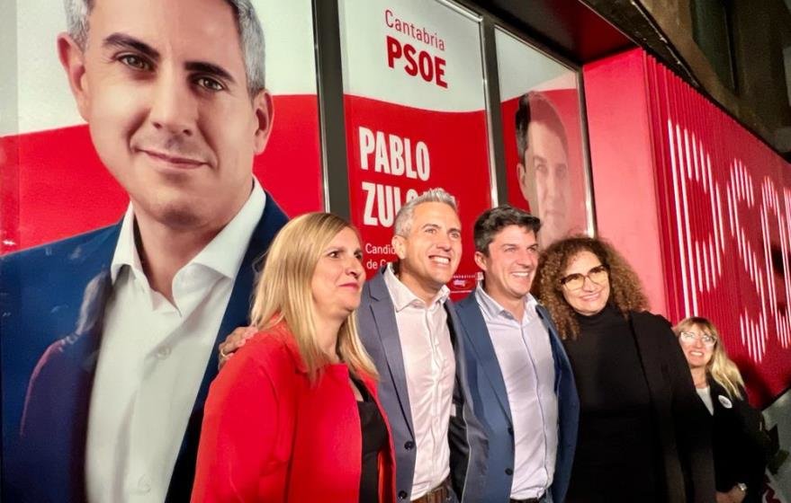 El PSOE durante la pegada de carteles.