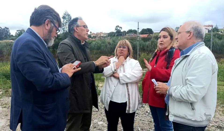 Judith Pérez Ezquerra y Raúl Pesquera visitan los terrenos en Guarnizo.