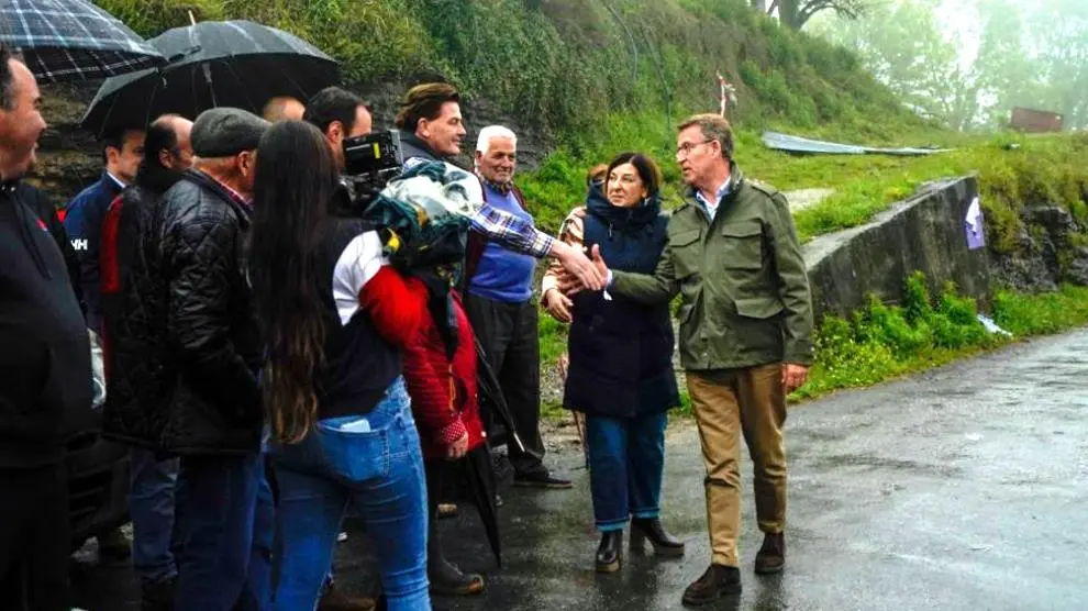 Las autoridades políticas saludan a los vecinos de Ruesga.