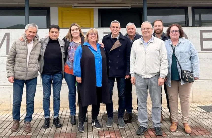 Encuentro de los socialistas en Guarnizo para hablar de la piscina.