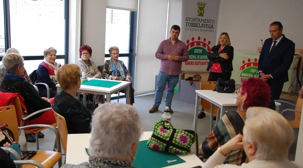 Representantes del PP en una reunión con los vecinos.